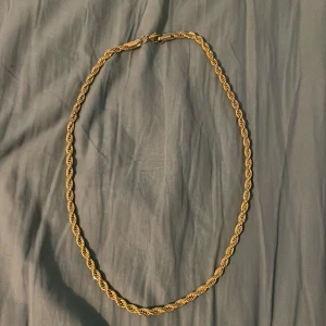 Cordell kedja och armband  - Kedjan är helt ny och armbandet är använda ett par gånger måtten för kedjan är i längd 60cm och 6mm i bred och armbandet är ca 20cm längd och 6mm bredd. Materiallet är gjort av stålfritt stål äkta 18k pläterat. Sakerna går att säljas styckvis. 