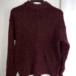 Stickad tröja - Vinröd stickad tröja från lager 157. Jättemysig 