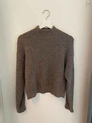 Brun stickad tröja - En superfin brun stickad tröja🤎 Skriv privat om du har frågor☺️3 FÖR 2 PÅ ALLT!