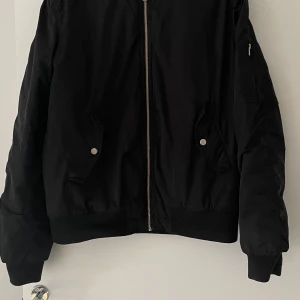 Jacka  - En välanvänd bomberjacka med en liten reva i tyget. Men ändå i okej skick. Storlek Large. Inga hudsdjur eller tobak. 