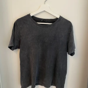 T-shirt - En jättesnygg t-shirt som du passar till det mesta💙 Skriv privat om du har frågor☺️3 FÖR 2 PÅ ALLT!