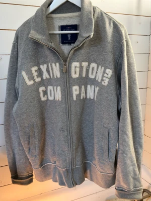 Lexington zip tröja - En trendlös tröja som passar alla outfits. Äldre tröja men i princip oanvänd. 