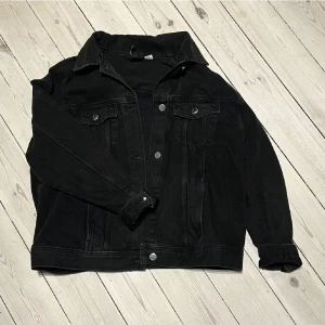 Jeansjacka - Väldigt fin jeansjacka i lite oversize storlek. Gillar den väldigt mycket men tyvärr blir den för sällan använd. 