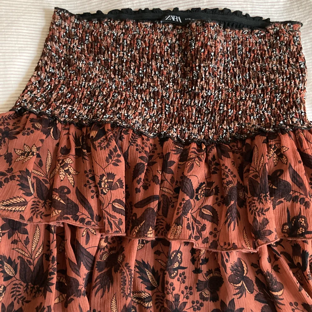 Säljer min superfina kjol från zara! Perfekt på sommaren😻😻 Frakten är 54kr med postnord!. Kjolar.