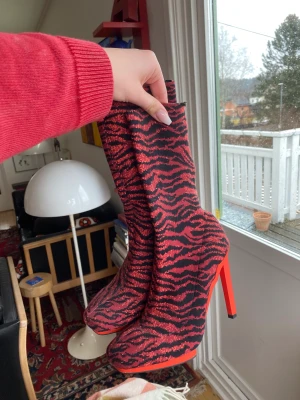 Stövlar Kenzo x HM - Oranga tigermönstrade stövlar från Kenzo x HM i nyskick! 