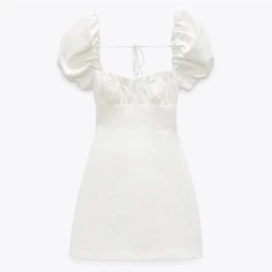 Klänning - Säljer denna slutsålda klänningen från zara då jag hittat en annan studentklänning! Frakt tillkommer på 66 kr❤️ (den är endast testad) storlek M men passar även S