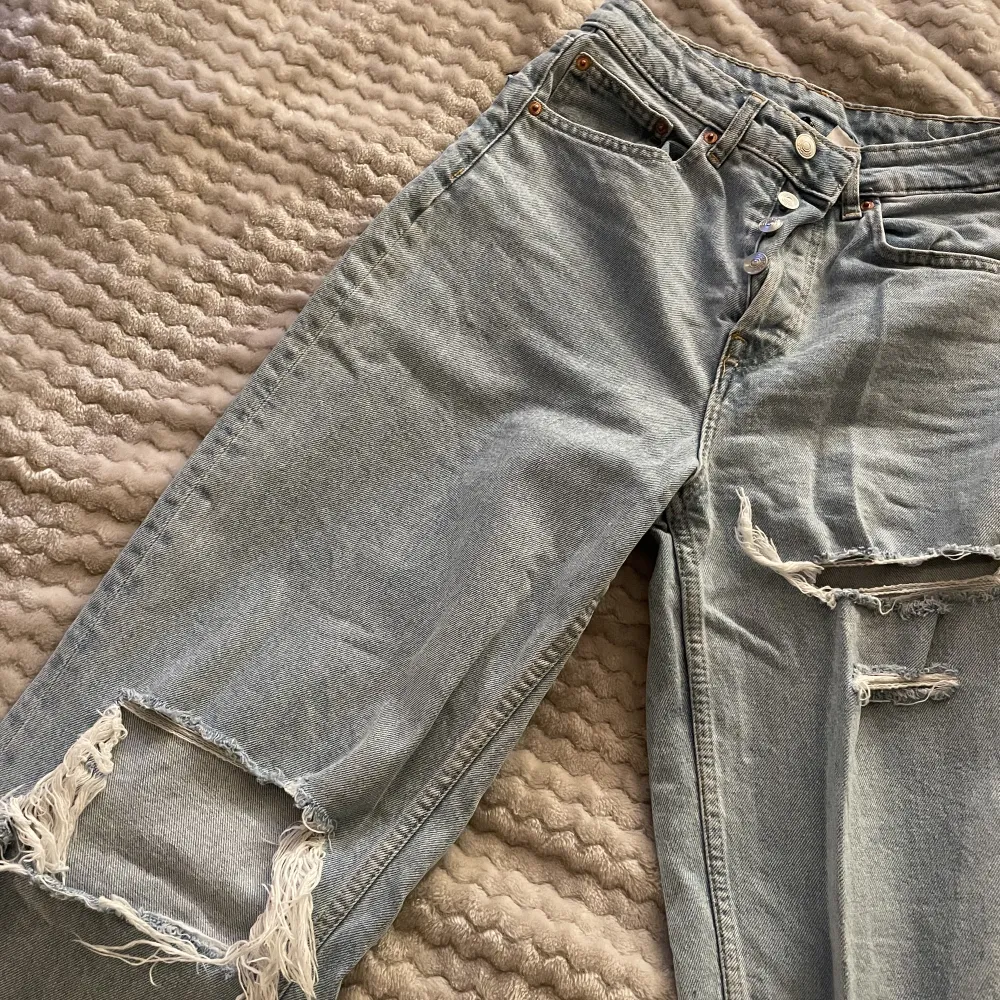 Rensat bland jeans & dessa har tyvvär inte kommit till användning alls, helt nya & köpta för cirka 300& på h&m! Storlek 36, tajta högt i midjan men går rakt ner på benen . Jeans & Byxor.
