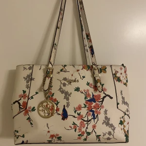GUESS handväska - skitsnygg och vårig äkta GUESS-väska i väldigt fint skick! (nypris ca 1800kr) skriv för mer info/bilder <3