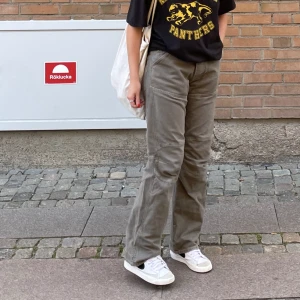 G-star Jeans - Säljer dessa gröna byxor från G-Star i storlek W30L32 (passar storlek 36 eller 38), 79cm midja och 83cm innerbenslängd🫶Jag på bilderna är 172cm lång och brukar bära storlek 38🥰