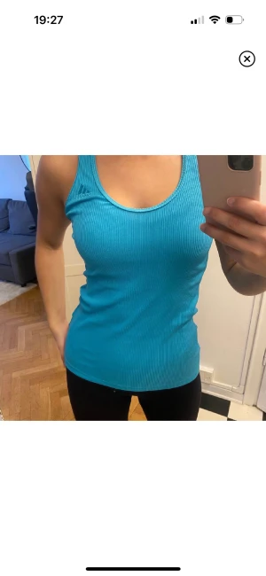 Träningslinne - Träningslinne från adidas i så fin blåfärg, strl S/36. Väldigt stretchigt och skön material att träna i. 😇