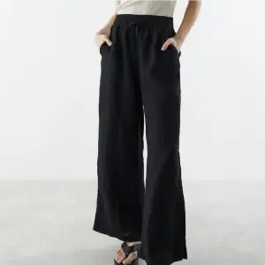 Bestämt mig för att sälja Gina tricots jättefina populära disa linen trousers i färgen svart som är helt slutsålda 💛Perfekt nu till vår och sommar ☀️Jag har vanligtvis storlek 36 och är 167cm som referens och dom är lite små men passar.