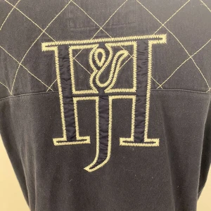 Broderad vintage Piké - Riktigt nice piké jag inte använder längre. Använd gärna köp nu och kolla in min profil och följ för mer kläder😊