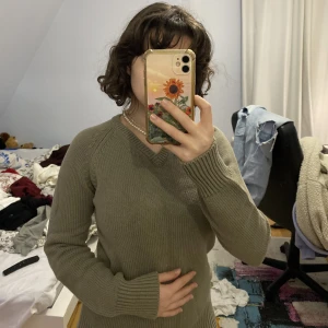 Olivgrön stickad tröja  - En olivgrön stickad tröja som är v-ringad från Race Marine! Säljer då den ej kommit till användning, skriv gärna vid intresse!🥰