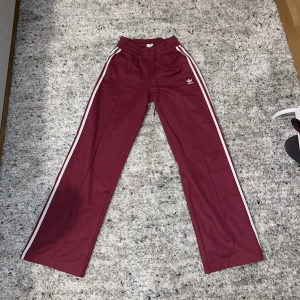 Vinröda Adidasbyxor  - Vinröda Adidasbyxor, använda ett fåtal gånger bara, 