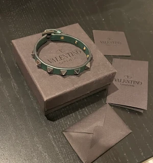 Valentino armband - Mörkgrönt valentino armband k väldigt fint skick. Nypris ca 2800.