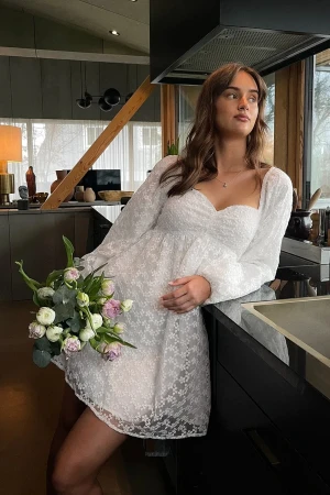 Vit klänning 🤍 - Tänkte bara kolla om någon är intresserad att köpa denna klänning från nakd då den inte passade mig och är helt slutsåld. Den är i nyskick/endast testad ❤️ frakt tillkommer!!!🤍jag kan även tänka mig att byta med någon som har storlek 36!