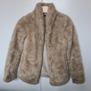 Fuskpäls jacka - Beige fuskpäls jacka i storlek 34