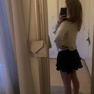 kjolar från Shein - Säljer dess populära kjolar från Shein, lite ojämna i tyget men annars superfina, fint skick, säljes då de ej kommer till användning! Strl S, 60kr+frakt för båda🥰