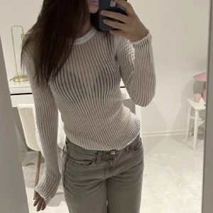 Genomskinlig långärmad - En långärmad topp som är halvt genomskinlig från zara. Använd 1-2 gånger❤️
