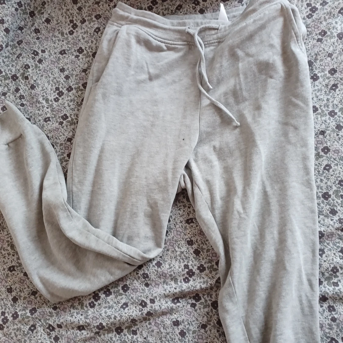 Ljusgråa mjukisbyxor