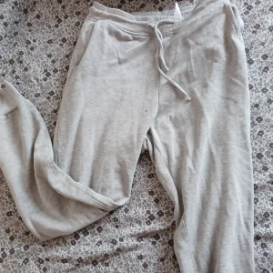 Ljusgråa mjukisbyxor  - Helt vanliga mjukisbyxor, förkorta för mig som är 173, bra skick men använda 