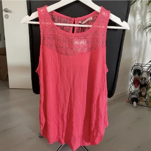 Topp💕💕 - Jättefin topp från Bershka som tyvärr aldrig kommit till användning. Lappen sitter kvar💖 storlek M, men skulle säga att den mer är en S. 