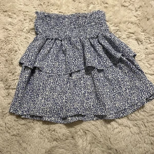 Fin blå kjol från shein - Jätte fin blommig kjol från shein. Använd 2 gånger och är i väldigt bra skick. Storlek s.💞 Köparen står för frakten.