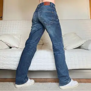 Säljer dessa coola jeans i storlek 32/32, 90cm midja och 81cm innerbenslängd❤️ Jag på bilderna är 172cm lång och storlek 38💕