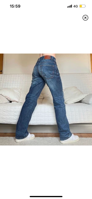 Baggy Jeans - Säljer dessa coola jeans i storlek 32/32, 90cm midja och 81cm innerbenslängd❤️ Jag på bilderna är 172cm lång och storlek 38💕