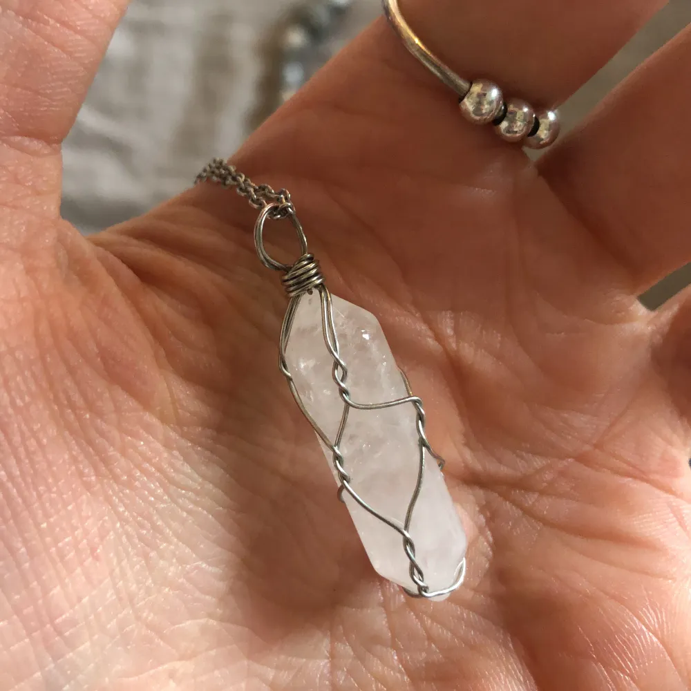 2 fina kristall halsband👍det med pärlor kostar 65kr och har små aventuriner på Det andra kostar 50kr vet inte om kristallen är riktigt men om den är det så är det en clear quartz⚡️. Accessoarer.