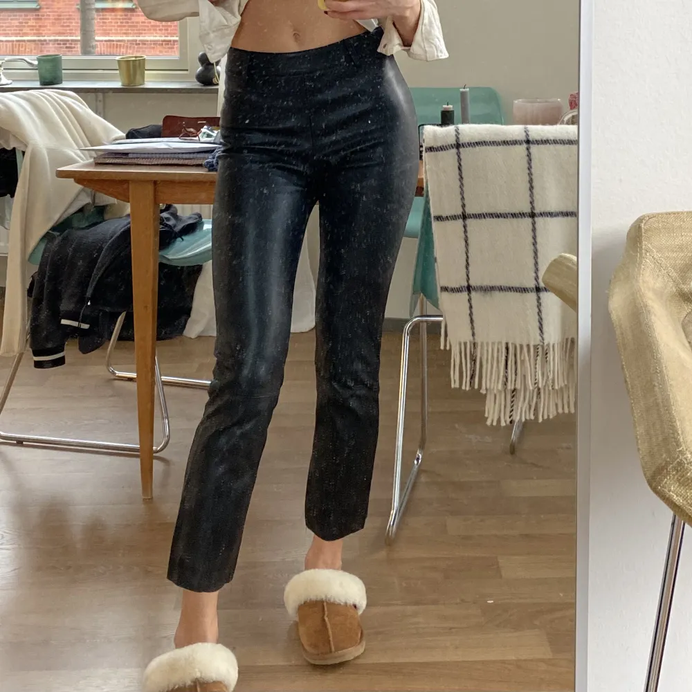 ”Skinn”-byxor i kortare modell från Carin Wester strl 34. Jeans & Byxor.