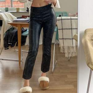 ”Skinn”-byxor i kortare modell från Carin Wester strl 34