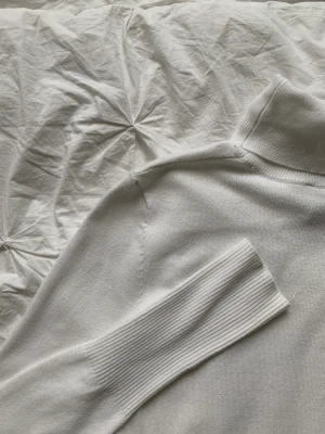 Vit polotröja - Långärmad vit polotröja, i fint skick🤍