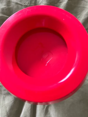 M&M - Ennu än M&M pryl som jag köpt i en flygplats. Den här nästan samma funktion som ett timglass man ska vända på den för att få ut m&m:den. 