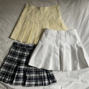 Kjolar - Säljer nu dessa tre kjolarna köpta för något år sen! Mycket fina och gott skick! Den gula och den rutiga kjolen  är köpta på american apparel för ca 600kr/st ,båda är i storlek S! Den vita kjolen är från HM och är i strl 34!  400 för alla 3😊 