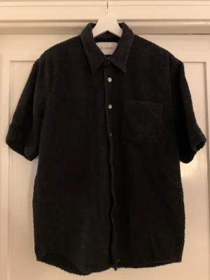 Our Legacy frottéskjorta - Använda en gång. Bra skick, frottématerial och perfekt till sommaren! 