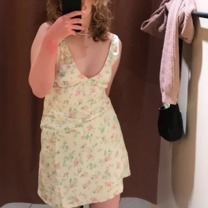 Sommarklänning - Somrig klänning i satin material från Gina tricot. Köpt förra året för 400kr, endast använd ute en gång. 2 sista bilderna visar hur man skulle kunna styla den☺️ Har 3för2 på allt på min plick så gå gärna in o kika där!