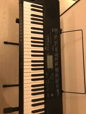 Keyboard  - Helt ny keyboard använd några fåtal gånger köptes i julas. Pris kan diskuteras köptes för 1500kr säljs för 1000kr och laddaren följer med. Ställningen finns inte då den är köpt 