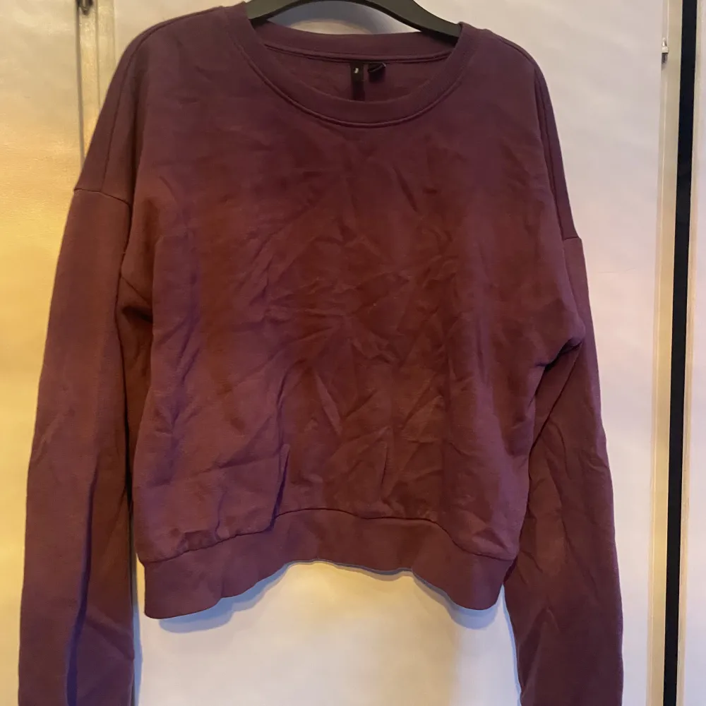 Fin lila tröja från vero Moda, säljer pga inte så mycket användning av den. Köpt december 2021 för ca 100kr. Tröjor & Koftor.