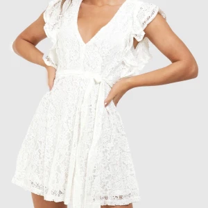 Vit Klänning - Superfin vit klänning. Passar perfekt till studenten eller bara nu till sommaren. Den e endast testad, och lappen sitter kvar. Satt bra på mig som vanligtvis är en 38 i storlek. Nypris: 450kr 😇💕