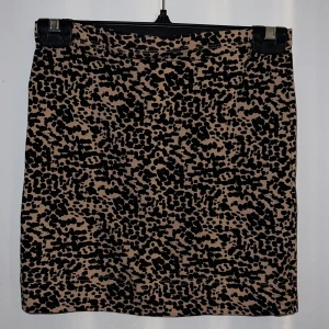 Minikjol - Mönstrad minikjol från H&M i storlek XS. Fint skick.