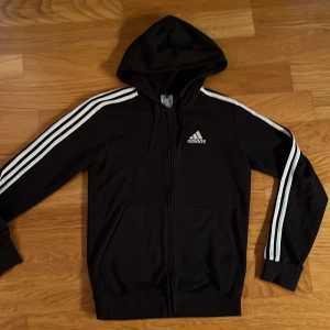 Adidas hoodie - Säljer en svart adidas hoodie. Knappt använd och i fint skick
