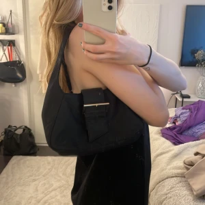 Väska - Svart väska från bikbok med guld detaljer 💕