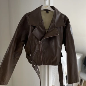 Brun skinnjacka  - Brun skinnjacka, super snygg, använd 2 gånger 