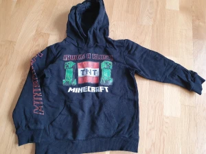 Tröja minecraft 122-128  - Fin luvtröja med minecraft tryck Trycket börjar bli lite urtvättat annars väldigt bra skick