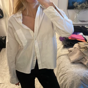 Skjorta - Skjorta från djerf avenue. Endast använd ett fåtal gånger, men säljer då jag vill ha en större storlek. Superfint skick 💕