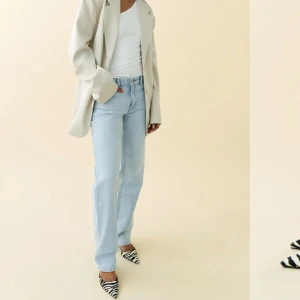 Low waist jeans - Säljer mina lågmidjade jeans från Gina. Bilden är lånad från deras sida. Använda fåtal gånger