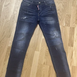 Dsquared2 cool guy jeans - Dsquared2 cool guy storlek 48. Precis som nya inga fel på jeansen.  