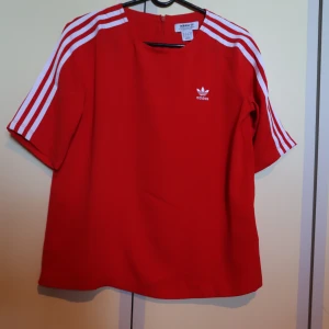 Adidas blus - Röd blus från adidas med dragkedja i nacken och broderad logga