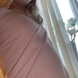 Ljusrosa t-shirt  - Den är ljusrosa och jättefin den är i storlek 140 och den är nästan hwlt oanvänd.Jag säljer den för 79 kr då jag köpte den för 99 kr.Köp den så blir jag jätteglad hejdå 💜💙💚💛